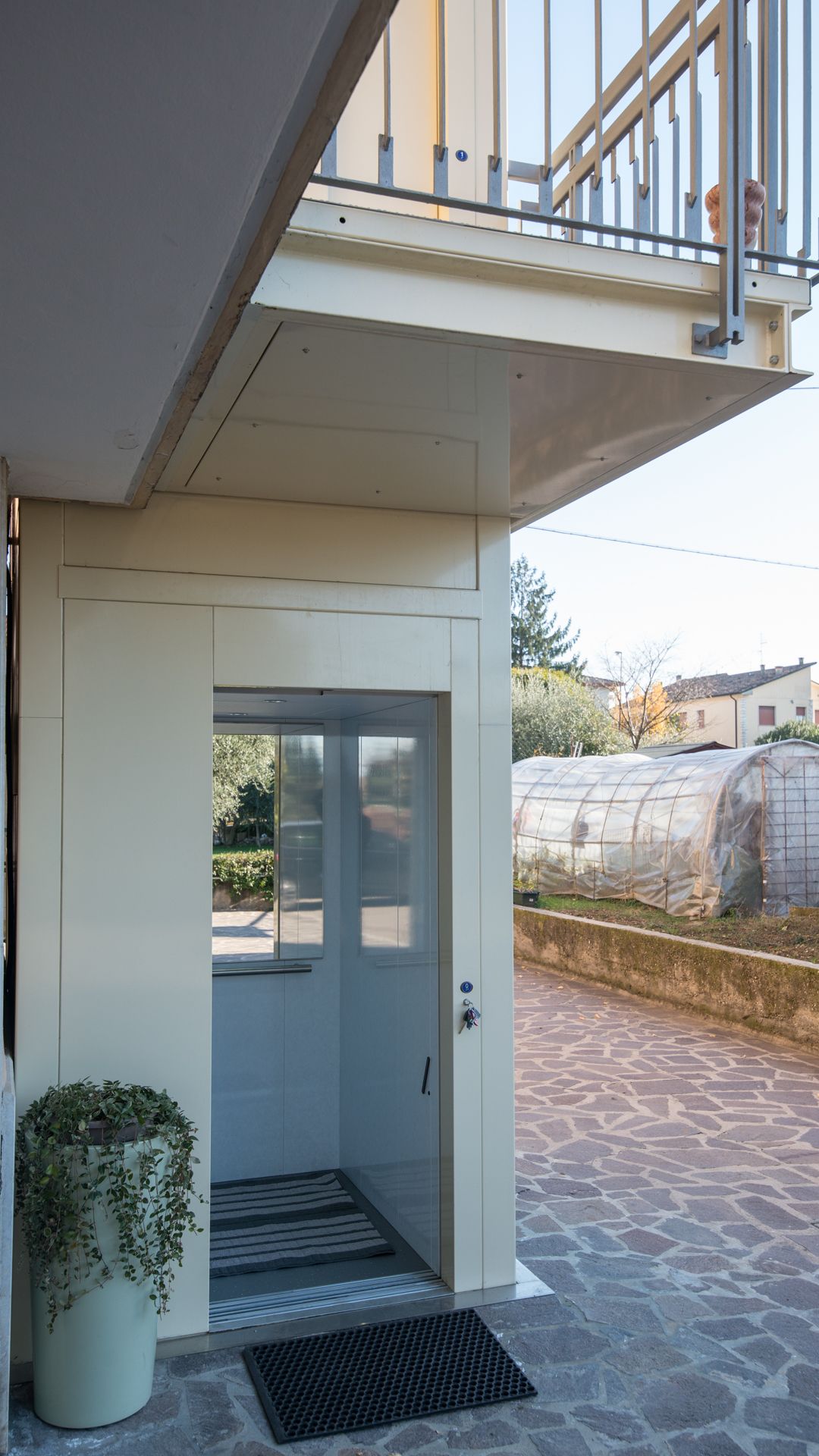 Piattaforma esterna per ascensore in una casa privata in Valpolicella: vantaggi per il cliente