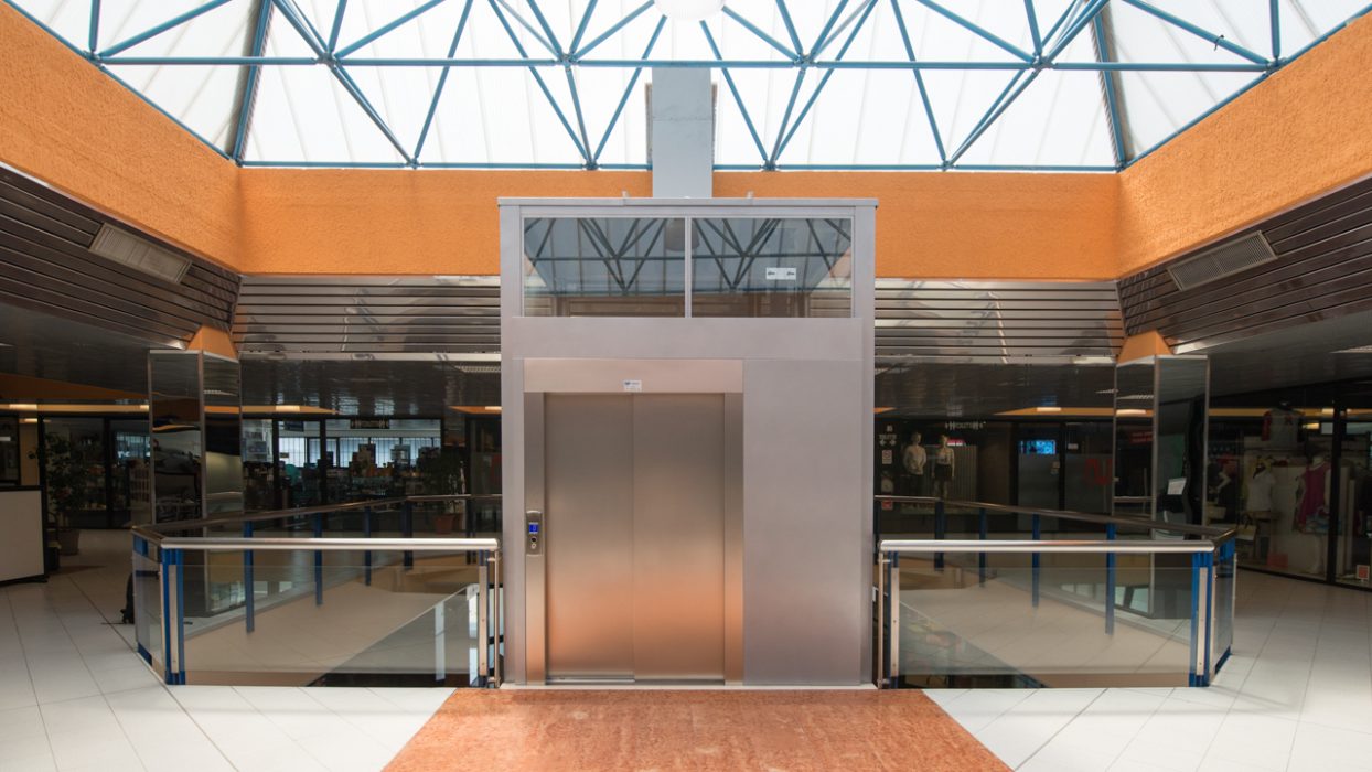 Installazione montacarichi Verona in centro commerciale