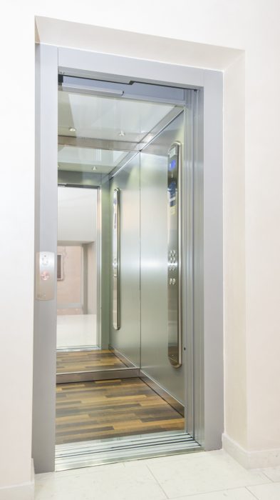 Ascensore posto frontalmente al vano scale