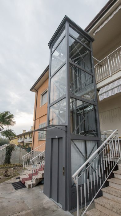 Piattaforma elevatrice esterna per casa privata a San Giovanni Lupatoto