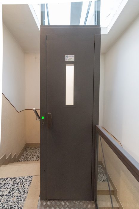 Piattaforma oleodinamica interna ad uomo presente